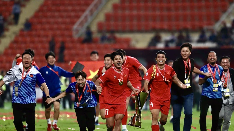 Đội tuyển Việt Nam ăn mừng chức vô địch ASEAN Cup 2024 cùng người hâm mộ tại Rajamangala. ẢNH: TÂM HÀ