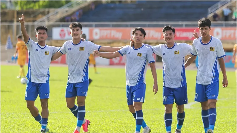 Các cầu thủ Huế giành chiến thắng trong ngày chia tay Giải hạng Nhất quốc gia 2024-2025. ẢNH: TÂM HÀ