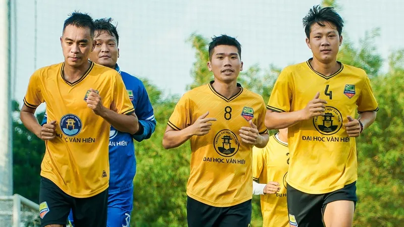 Các cầu thủ Đại học Văn Hiến đã trở lại tập luyện chuẩn bị cho mùa giải chuyên nghiệp đầu tiên. 