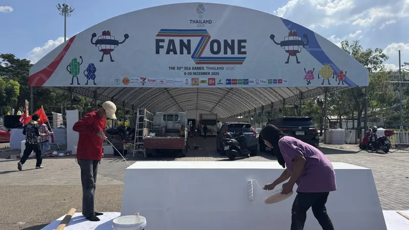 Công nhân làm việc ở khu vực Fanzone đặt ngoài sân Rajamangala. ẢNH: HỮU THÀNH 