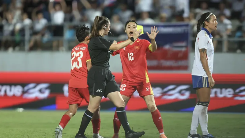 Phạm Hải Yến cùng đồng đội phản ứng với trọng tài ở trận chung kết. ẢNH: DŨNG PHƯƠNG