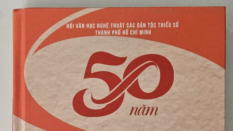 《市各民族文学艺术协会开花结果》。