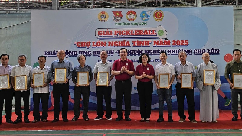 胡志明市各华人会馆、华人单位捐助 “为穷人基金”活动