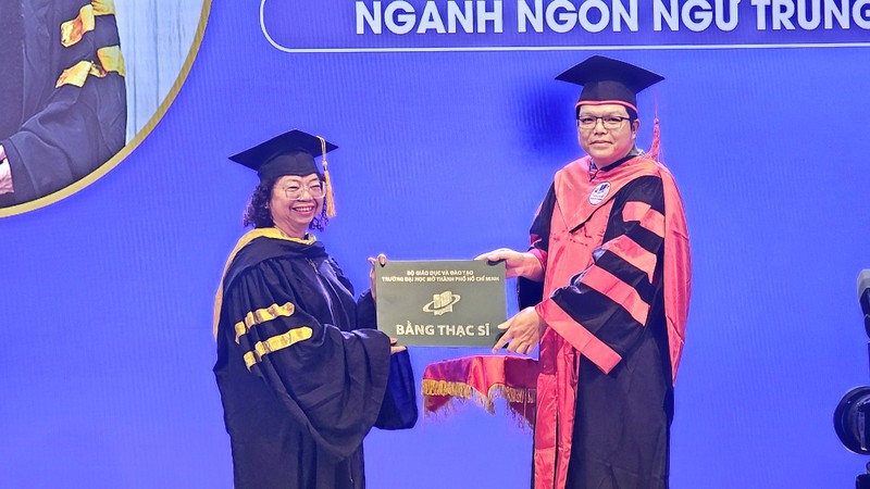 胡志明市各民族文学艺术协会常务副主席张四妹获颁发毕业证书。