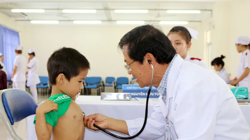 Bác sĩ Nguyễn Hữu Tùng trong một lần khám từ thiện. Ảnh: NVCC