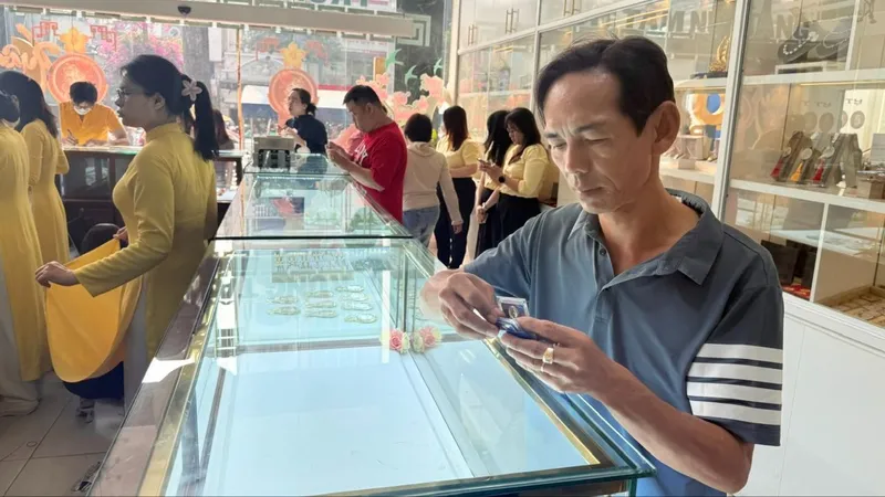 Các doanh nghiệp đồng loạt giảm mạnh giá thu mua hơn giá bán, đẩy rủi ro về phía người mua vàng