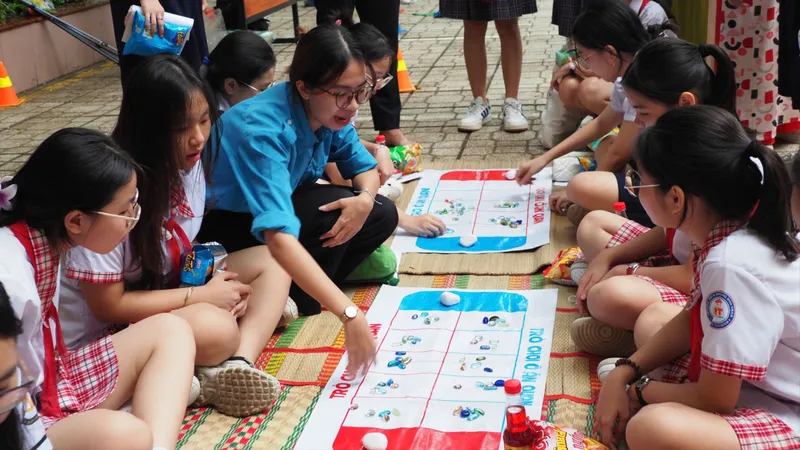 Từ tháng 1-2026, trường học tại TPHCM hạn chế học sinh dùng điện thoại vào giờ chơi