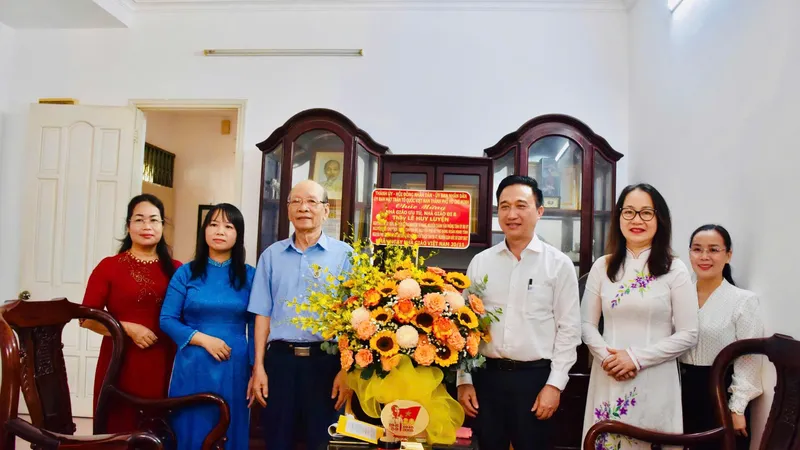 Phó Bí thư Thành ủy TPHCM Đặng Minh Thông thăm, chúc mừng NGƯT Lê Huy Luyện