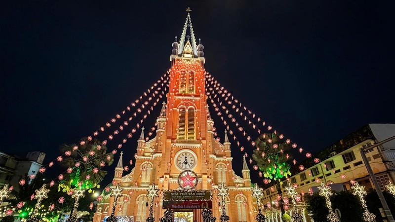 数百名教徒涌向新定教堂，庆祝圣诞节。