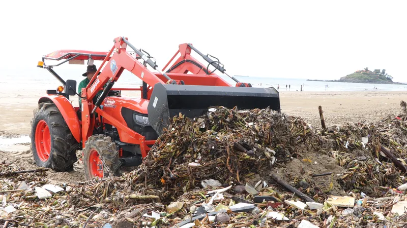 Rác đại dương lại dạt đầy Bãi Sau, phường Vũng Tàu