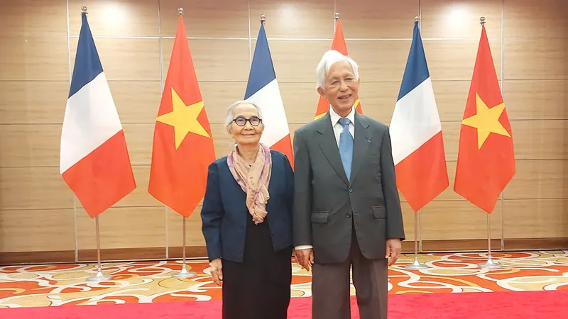 Vợ chồng GS Trần Thanh Vân được thăng hạng huân chương Bắc Đẩu Bội tinh