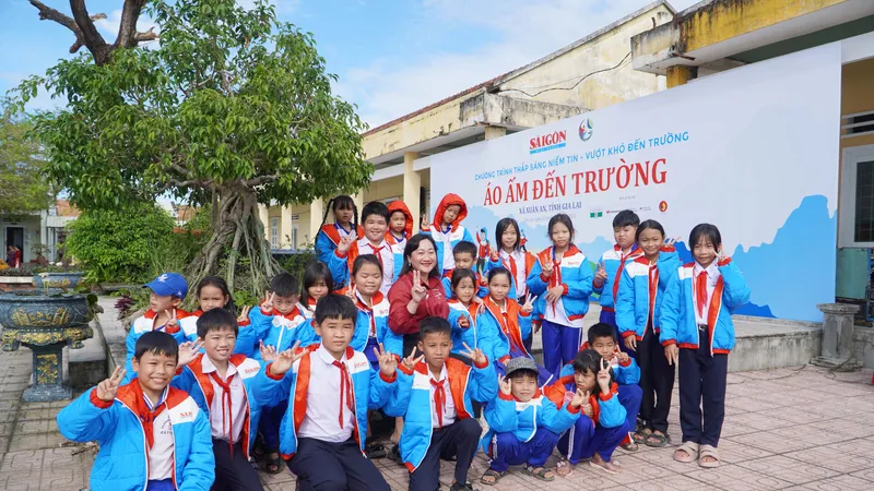 Mang "Áo ấm đến trường" sẻ chia cùng học sinh vùng bão lũ Gia Lai