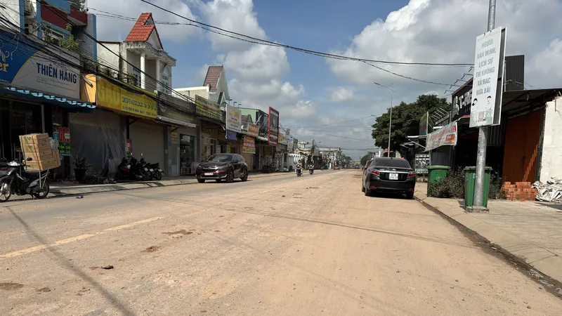 Đất rơi đầy mặt đường