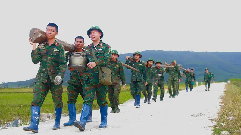  Thần tốc dựng lại nhà người dân vùng lũ