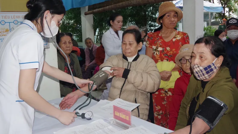 Chữa bệnh miễn phí cho hàng trăm người dân vùng lũ