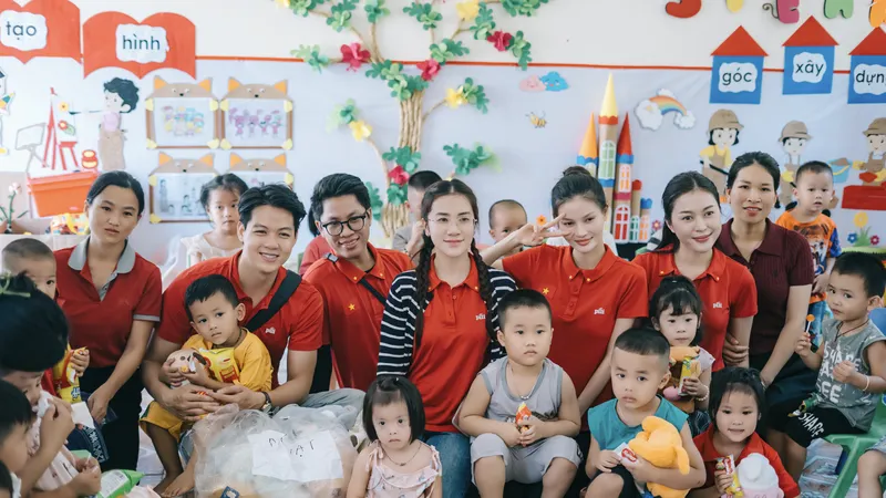 Tặng thiết bị phục vụ học tập và sinh hoạt cho học sinh vùng cao Điện Biên