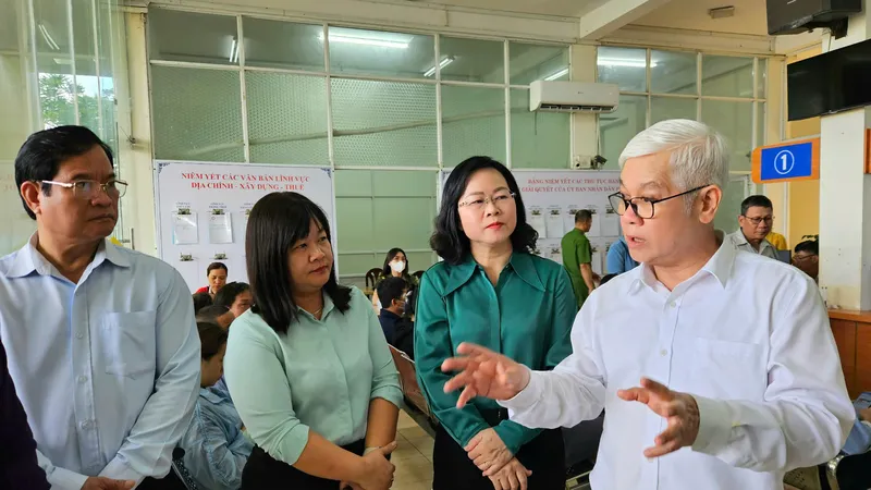 Đồng chí Nguyễn Văn Lợi trao đổi với lãnh đạo phường Đông Hưng Thuận tại Trung tâm Phục vụ hành chính công của phường. Ảnh: NGÔ BÌNH