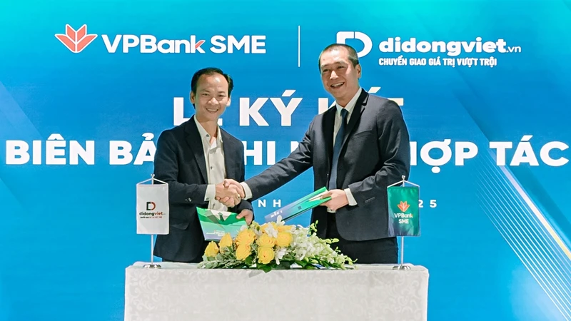 Đại diện Di Động Việt ký kết hợp tác cùng VPBank.