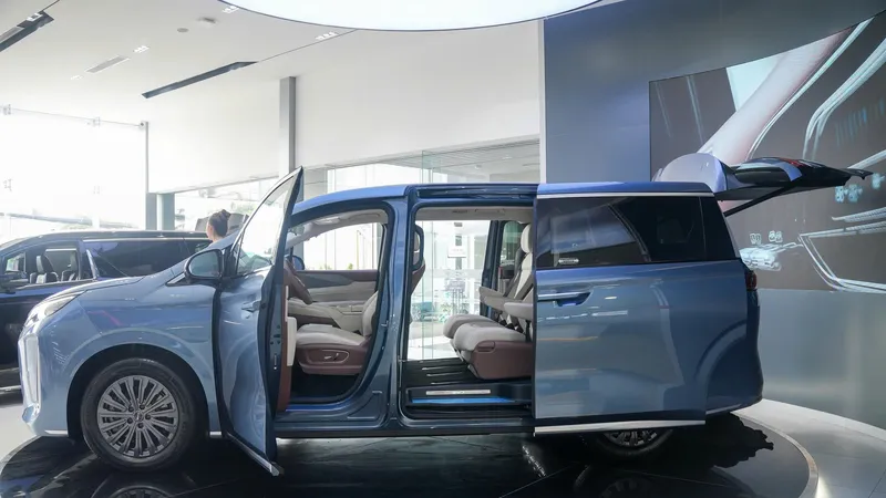 Với thiết kế hiện đại, sang trọng cùng hiệu năng mạnh mẽ, M9 phù hợp với khách hàng doanh nhân, dịch vụ cao cấp