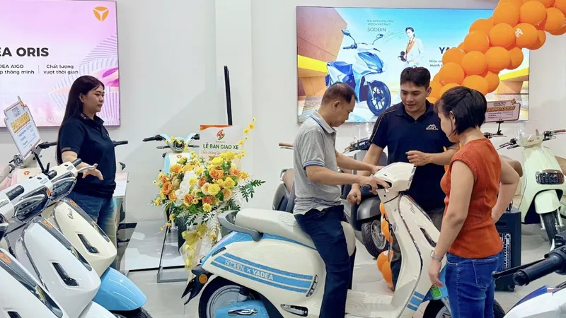 Khách hàng đến trải nghiệm trực tiếp tại cửa hàng Yadea Plus Phạm Hùng