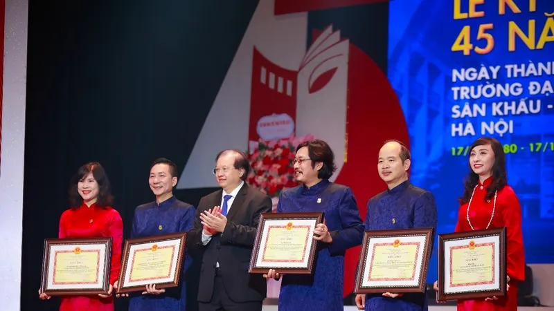 Trao bằng khen cho các tập thể và cá nhân tiêu biểu của trường nhân kỷ niệm 45 năm thành lập