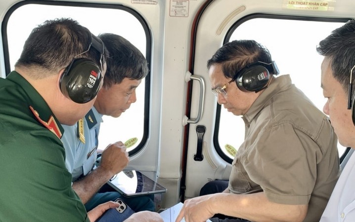 越南政府总理范明政及工作代表团乘机考察了金瓯地区经济社会发展、保障海岛国防安全情况。