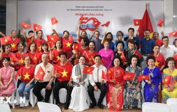 旅居泰国东北地区越南侨胞参加国家统一50周年纪念活动。（资料图）