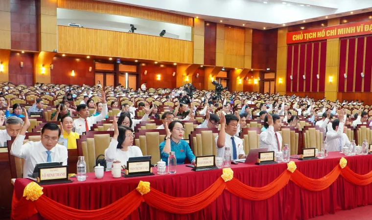 Đại biểu HĐND tỉnh Tây Ninh biểu quyết thông qua các nghị quyết tại kỳ họp