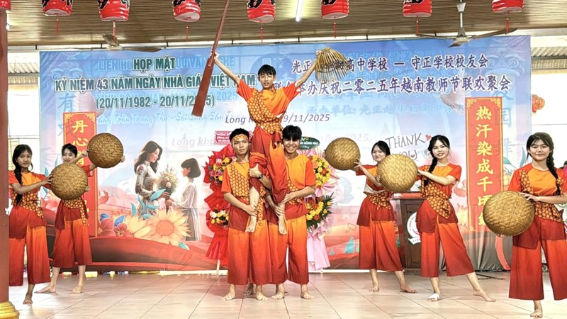 光正学校举行的文艺活动。