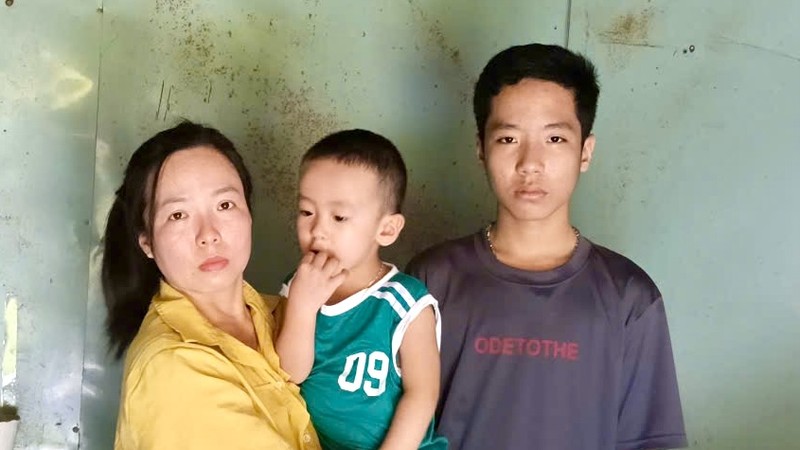 陈雪英与两个儿子。