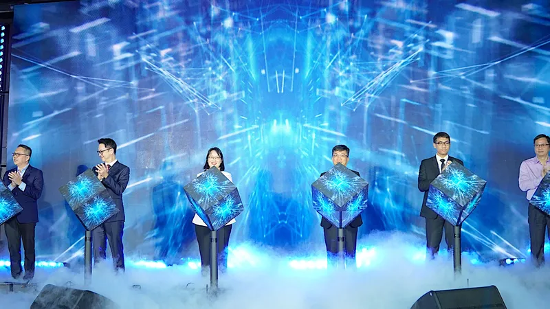 Lãnh đạo thành phố và đại biểu ấn nút khai mạc Tuần lễ Đổi mới sáng tạo, Khoa học công nghệ và Khởi nghiệp sáng tạo TPHCM năm 2025. Ảnh: QUANG HUY