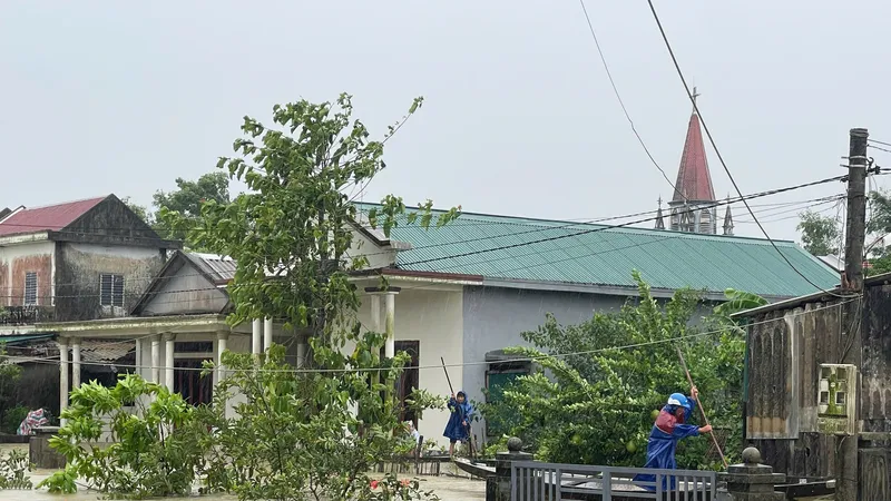 Podcast bản tin tối 14-6: Ít nhất 5 người tử vong do mưa lũ ở Huế và Quảng Trị; Bộ đội Biên phòng hỗ trợ người dân khắc phục hậu quả dông lốc ở A Lưới (Huế)