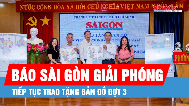 Báo Sài Gòn Giải Phóng tiếp tục trao tặng bản đồ đợt 3 đến các xã, phường của TPHCM