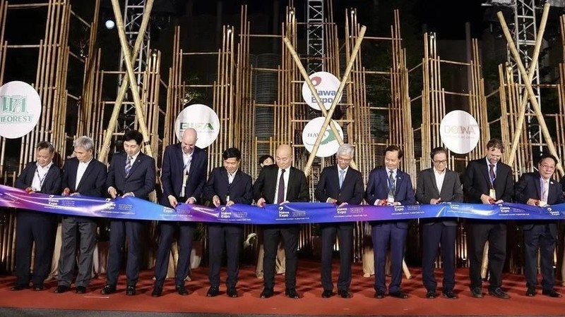 Delegates cut a ribbon to kick off HawaExpo 2025 (Photo: VNA)