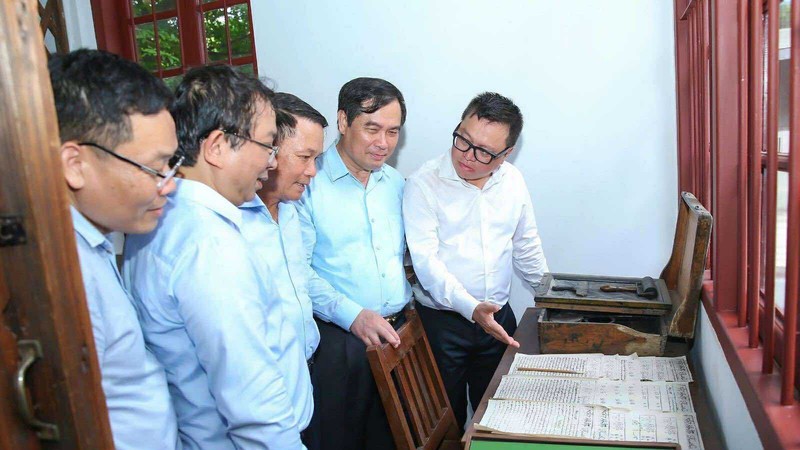 The delegation of journalists visits the relic site of the headquarters of the Vietnamese Revolutionary Youth League at No. 248-250 on Wen Ming Street in Guangzhou City, China. (Photo: SGGP)