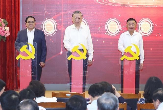 From left: Prime Minister Pham Minh Chinh, Party General Secretary To Lam and permanent member of the Party Central Committee's Secretariat Tran Cam Tu launch three digital platforms which are vital to Resolution 57’s performance. (Photo: VNA)