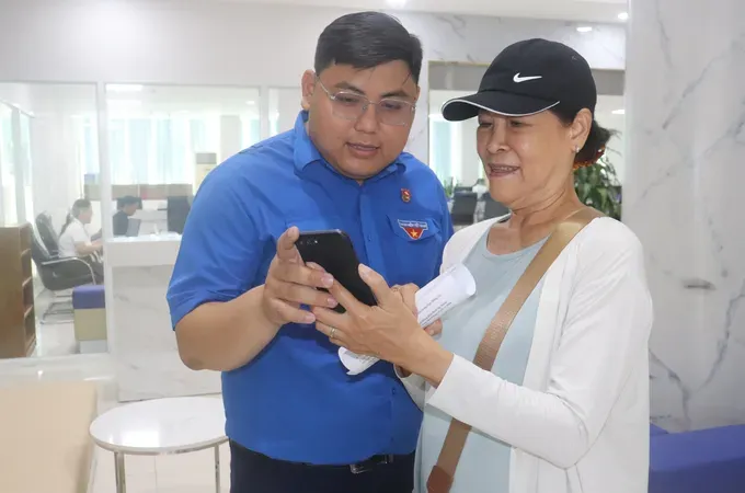 Residents receive guidance on digital administrative procedures from staff at Xuan Hoa Ward Public Service Center in Ho Chi Minh City. (Photo: SGGP)