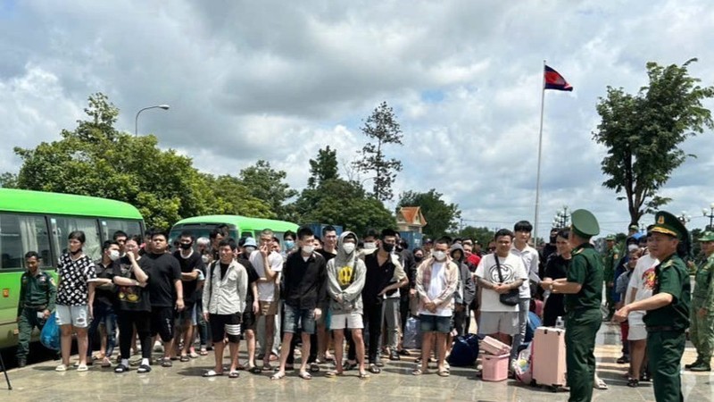 The handover ceremony takes place at the Hoa Lu International Border Gate in Dong Nai province on July 30. (Photo: VNA)