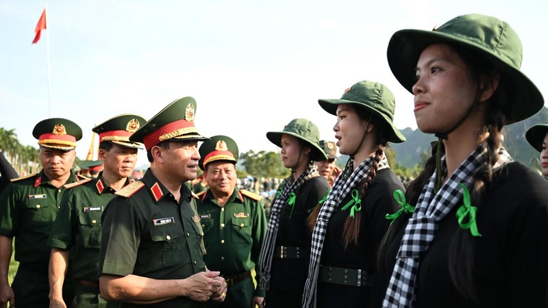 Lieutenant General Truong Thien To visits and encourages the female soldiers participating in training at National Military Training Center No. 4.