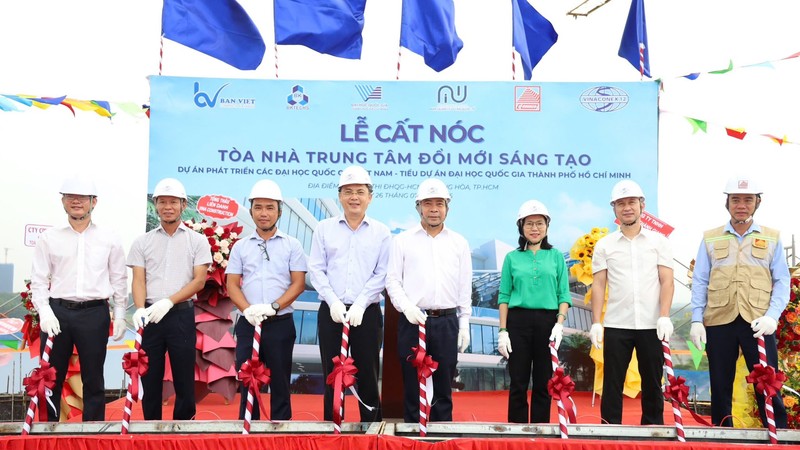 At the topping-out ceremony (Photo: VNU-HCM)