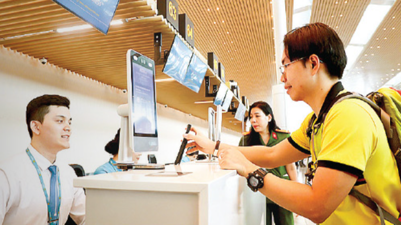 Passengers complete online check-in and biometric verification at Tan Son Nhat Airport's Terminal 3. (Photo: SGGP)