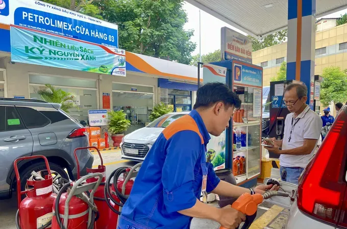 Customers refuel with biofuel at Phu Huu petrol station on Pham Hong Thai Street, Ben Thanh Ward in Ho Chi Minh City. (Photo: SGGP)