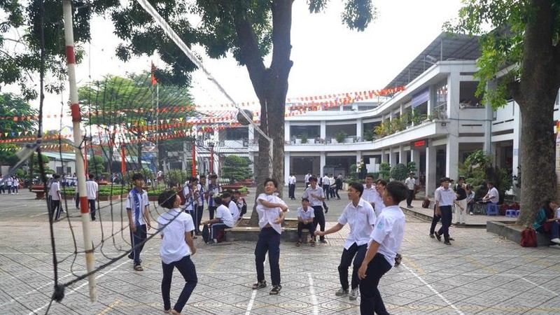 Students at Nguyen Thuong Hien High School during a break time (Photo: laodong.vn)