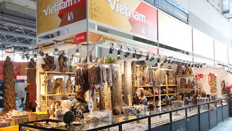 A Vietnamese booth showcasing handicraft products. (Photo: VNA)