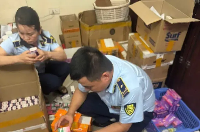 The Market Surveillance Authorities inspects a pharmaceutical warehouse suspected of violations. (Photo: SGGP)