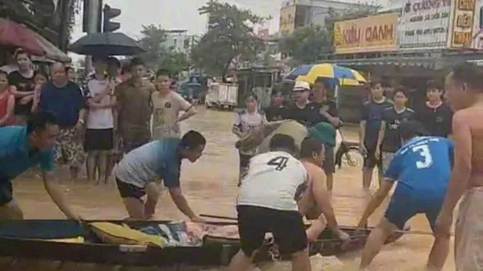 Locals transport victims to hospital. (Photo: SGGP)