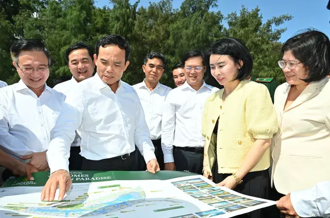 Secretary of the Ho Chi Minh City Party Committee, Tran Luu Quang, inspects the progress of the construction of the Can Gio sea reclamation tourist urban area project on November 8. (Photo: SGGP)