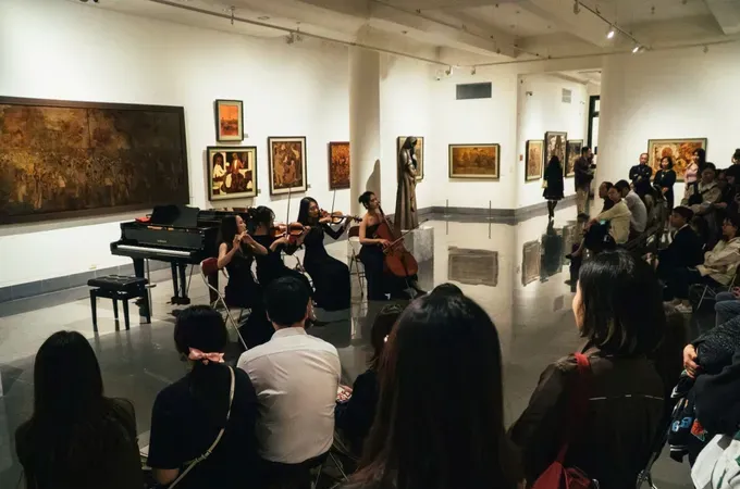Visitors on the night tour at the Vietnam Museum of Fine Arts (Photo: SGGP)