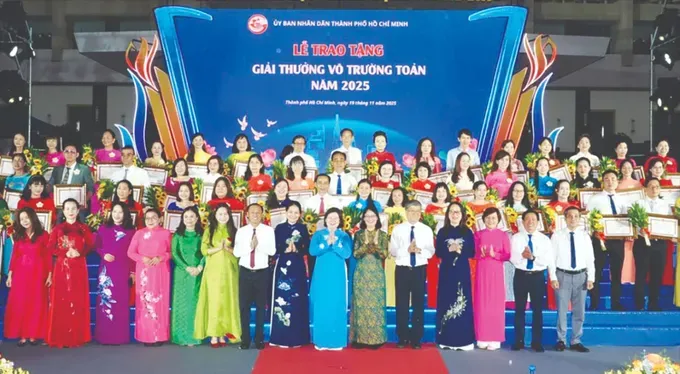 Delegates and educators attend the 28th Vo Truong Toan Awards Ceremony, honoring outstanding teachers. (Photo: SGGP)