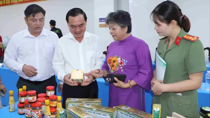 Some OCOP items from Ho Chi Minh City are showcased at the press conference. (Photo: SGGP)